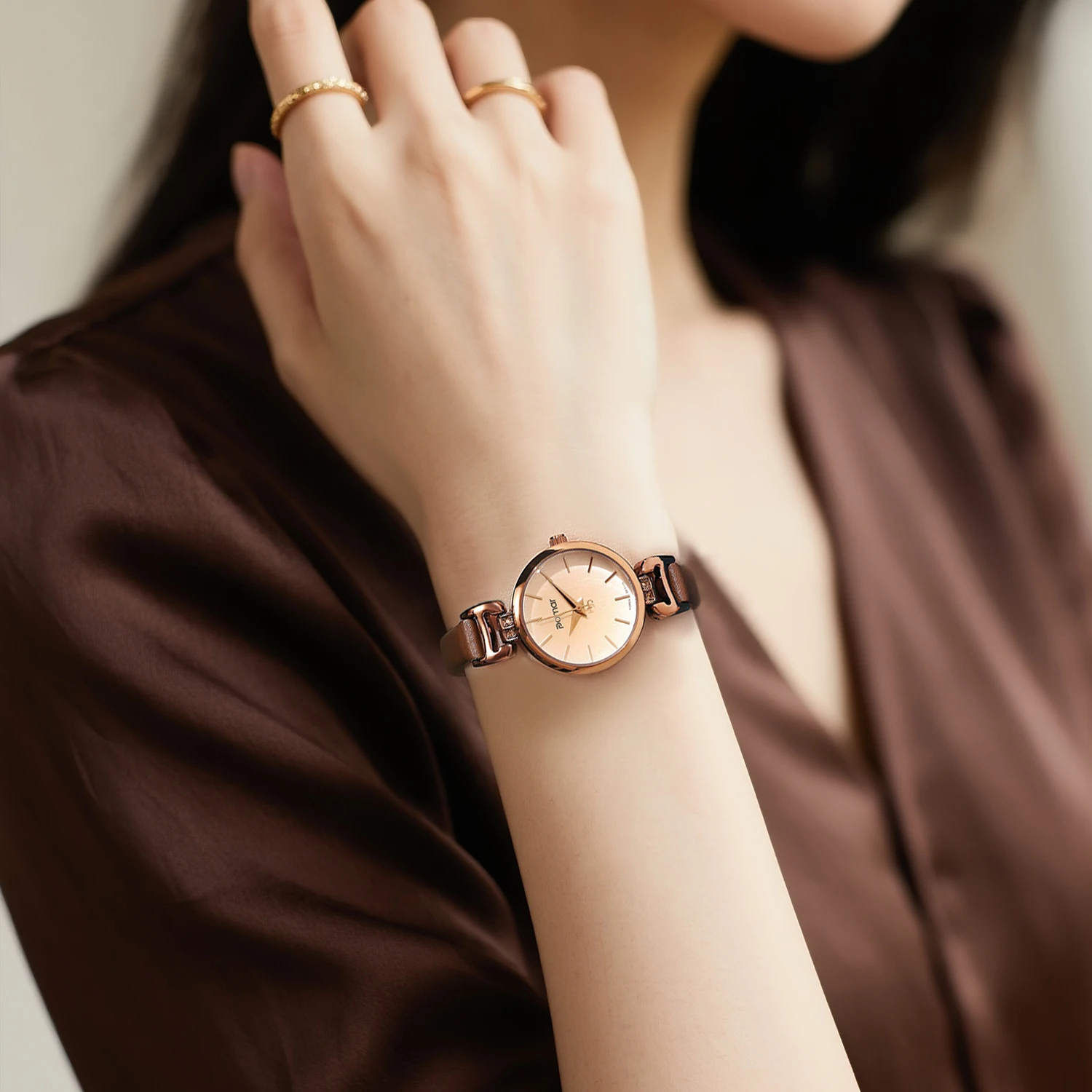 2025new ساعة نسائية أنيقة ريترو حزام من الجلد البني العتيقة النحاس الماس الديكور بسيط كوارتز مقاوم للماء ساعة نسائية