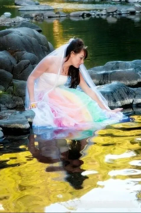 เรนโบว์สีสันสดใสโกธิคชุดแต่งงานกลางแจ้งที่ไม่มีสายหนังสีแดงสีม่วงสีฟ้าที่แปลกใหม่ความยาวชั้นชายหาดชุดเจ้าสาว