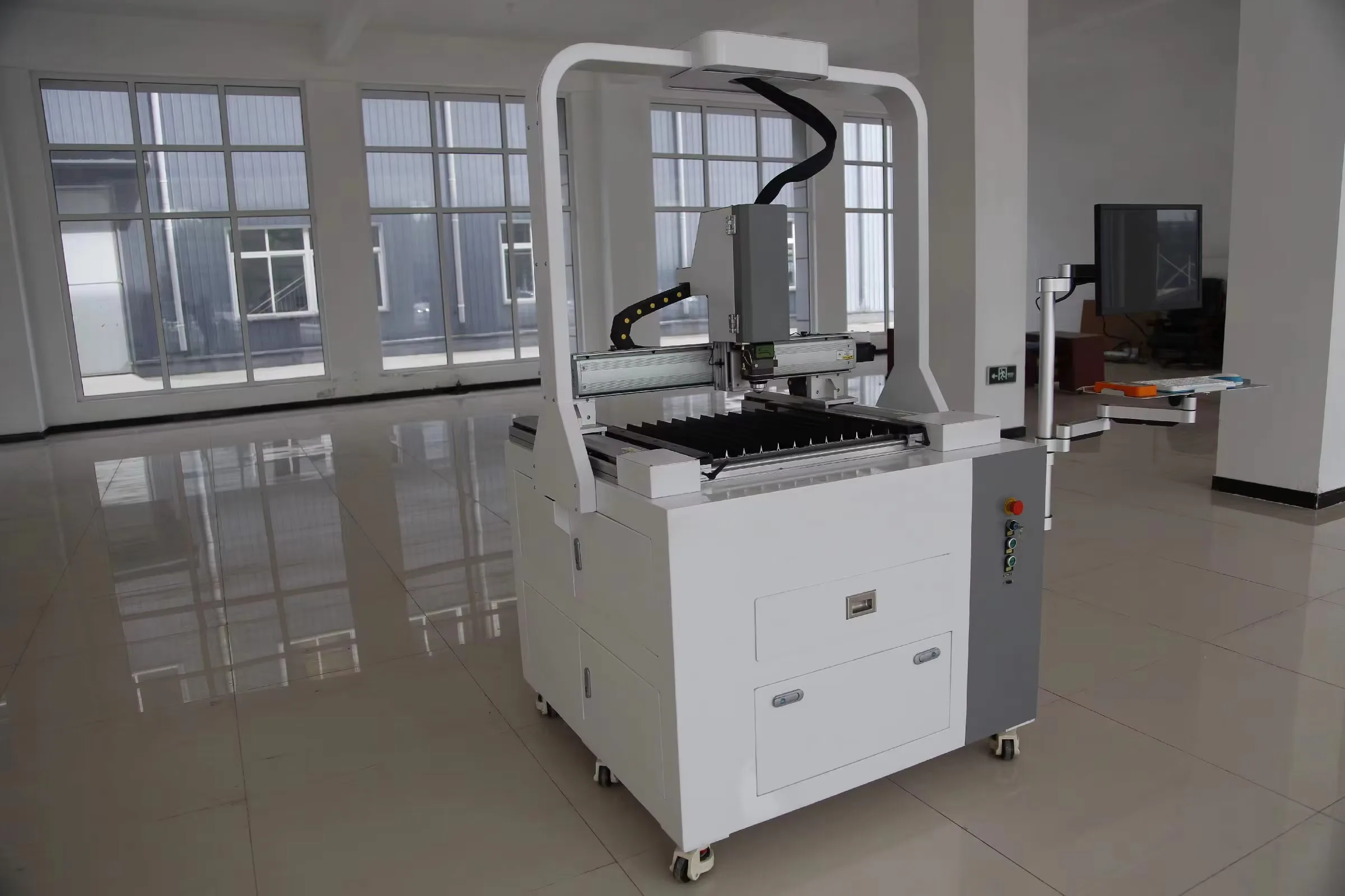 Ruijie Mini Ukiran Logam Penutup Penuh Pemotongan Laser Serat Kebisingan Rendah 600*600Mm