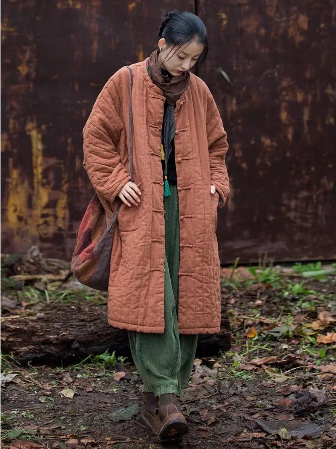 เสื้อโค้ทผู้หญิงผ้าฝ้ายลินินสไตล์จีนแบบใหม่ ติดกระดุม ความยาวปานกลาง ลายปักย้อนยุค แบรนด์ดัง