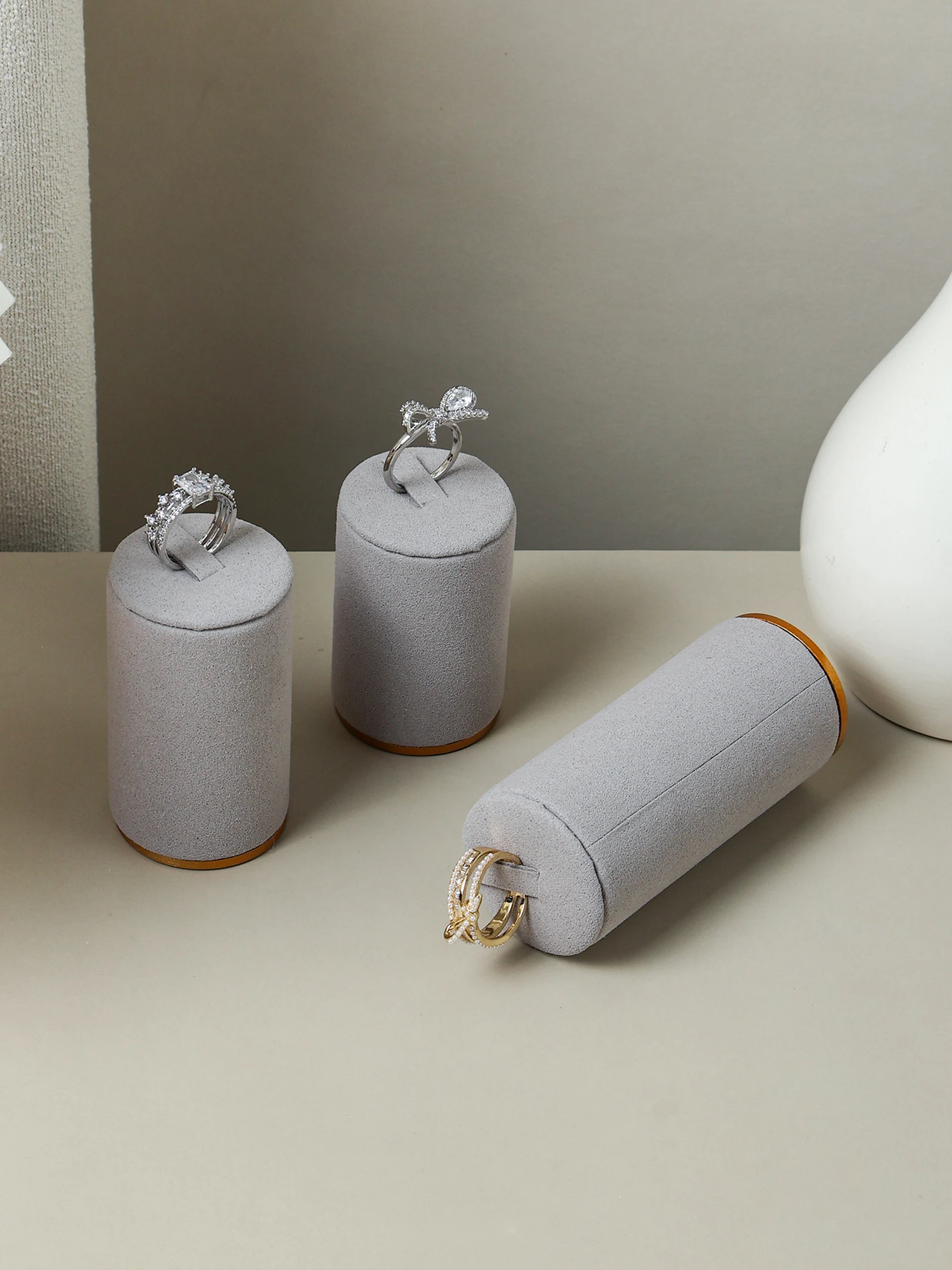 1 szt. Mikrofibrowy Aksamitny Wielokolorowy Metalowy Stojak Ekspozycyjny na Biżuterię z Pierścieniami, Rekwizyty do Ekspozycji Biżuterii, Ekspozytor na Biżuterię do Sklepu Biżuterii