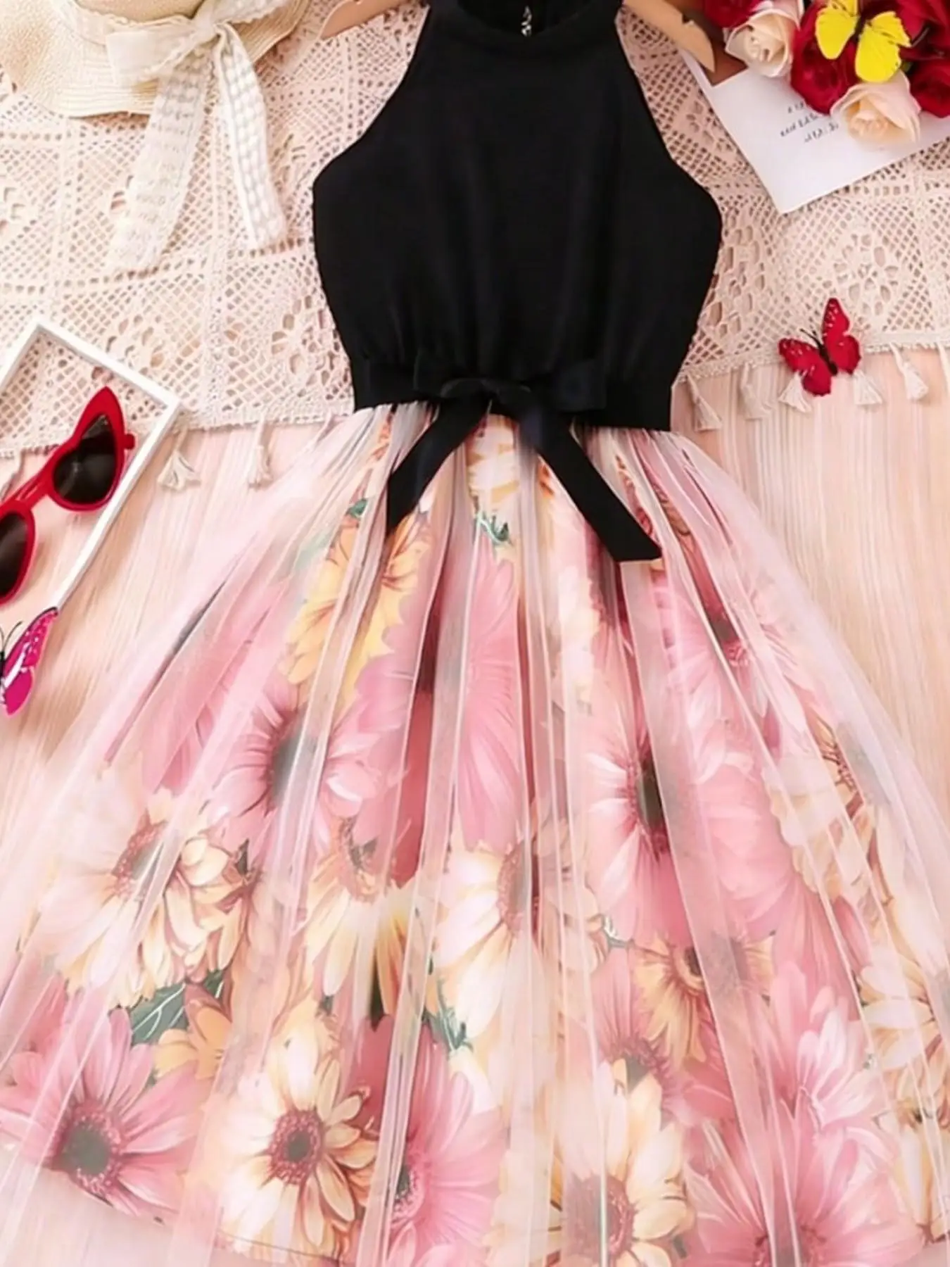 Mädchenkleid im romantischen Boho-Stil mit Neckholder-Ausschnitt, ärmellosem Oberteil, Blumenmuster und Tüllrock, perfekt für Sommer-Strandurlaube. – Detail 4