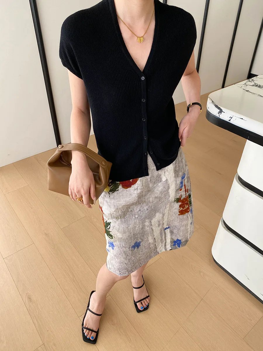 Sommerlicher Damen-Cardigan in unifarbenem, französischem Stil, V-Ausschnitt, figurbetonend, mit Taschen an den Schultern und gestrickten Ärmeln. – Detail 24