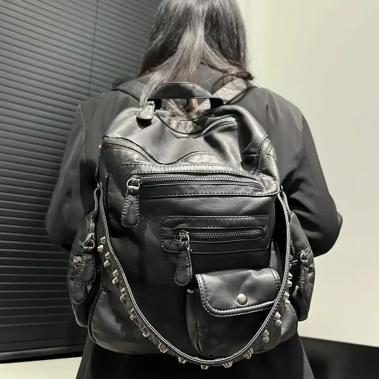 Ladies' fashion Y2K vintage hot girl backpack with large capacity and multiple pockets, retro rivet single shoulder handbag