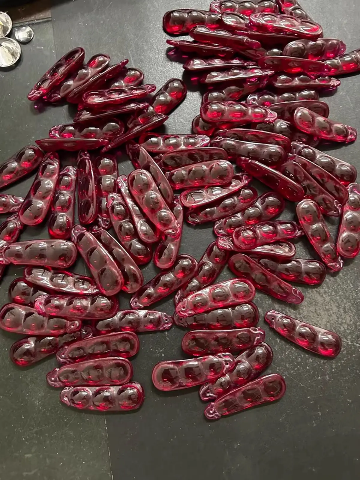 

1/PCS Ruby Red Corundum Bean-Shaped Green Beans Auspicious Figure Pendant Jewelry Accessory