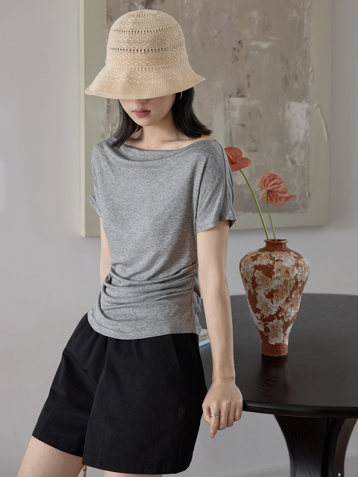 

Женская футболка в корейском стиле с коротким рукавом, летняя, тонкая, с дизайнерским вырезом на плечах и тонким декоративным вырезом на шее, тонкий моделирующий топ