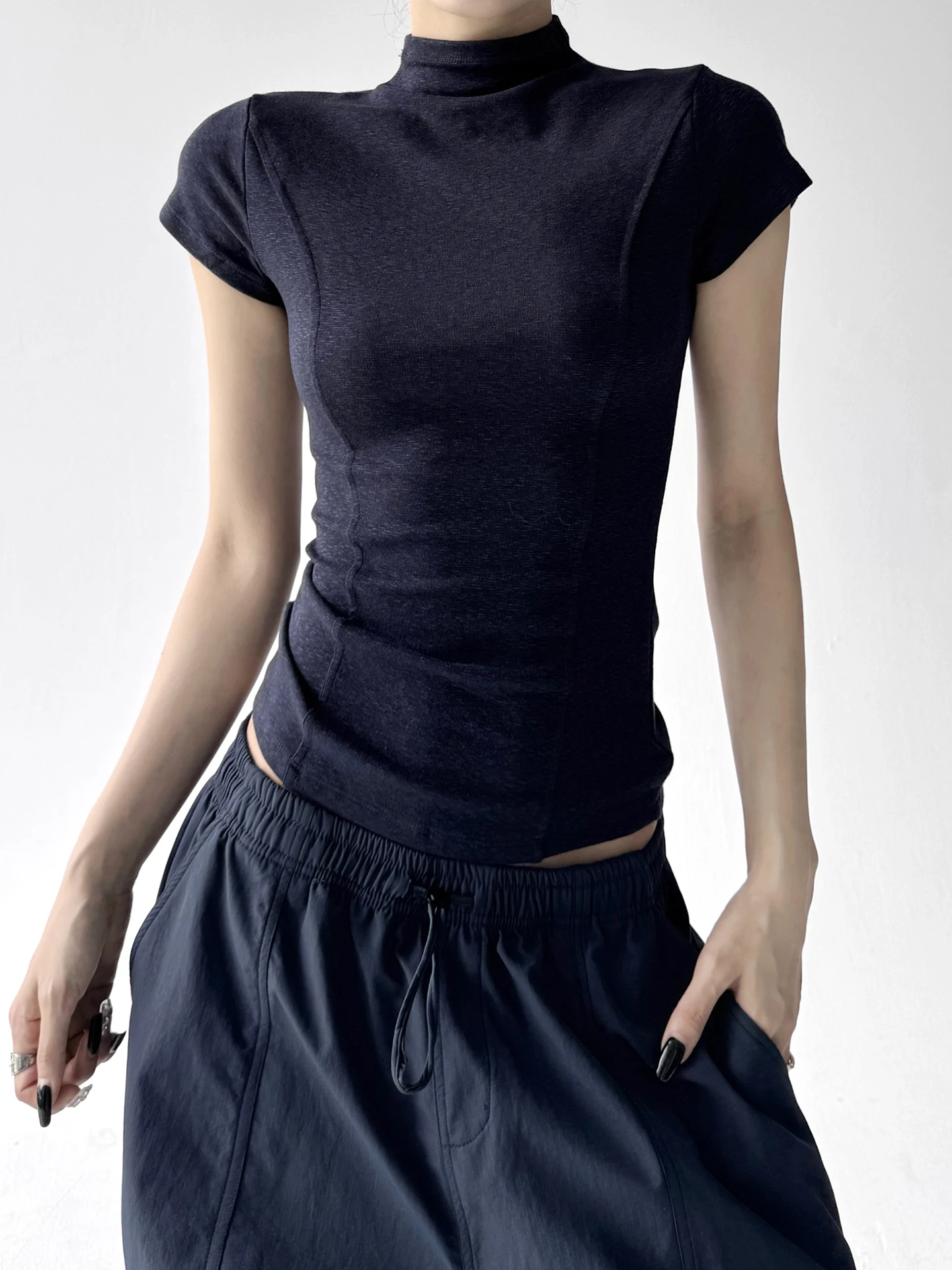 เสื้อยืดแขนยาวผู้หญิง สไตล์หวานซ่อนเปรี้ยว แฟชั่นฤดูใบไม้ร่วง 2025 ลำลอง ใส่เป็นเสื้อตัวในได้ ดีไซน์อเนกประสงค์