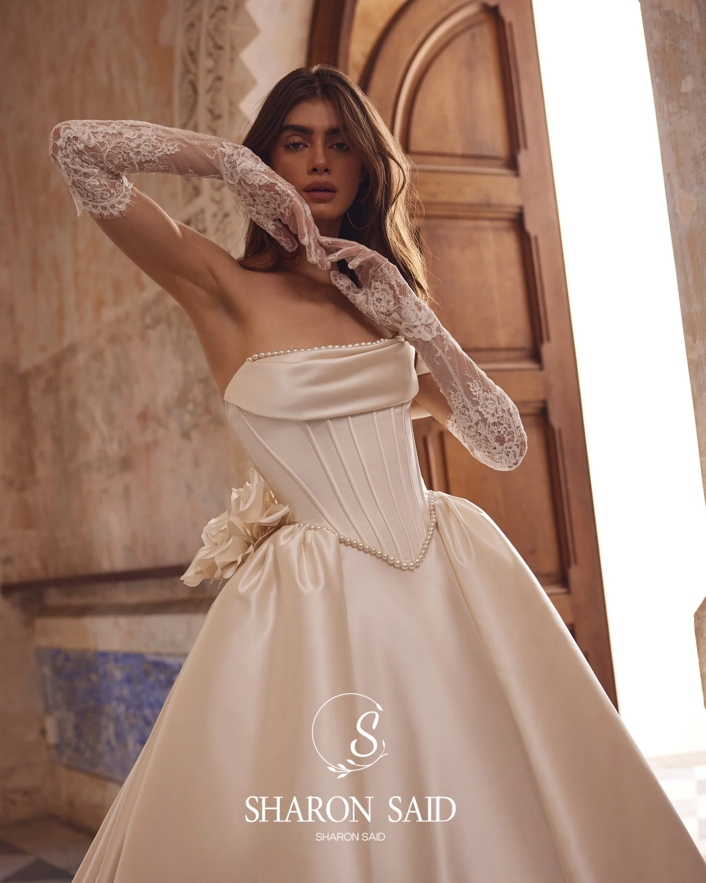 Sharon Said Elegancka suknia ślubna 3D Flowers Pearl Satin Off White 2025 Gorset bez ramiączek Suknia balowa Suknie panny młodej SW083 Dostosowane