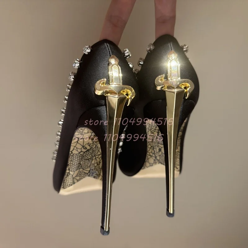 Черные замшевые туфли-лодочки на шпильке с кристаллами в форме меча, женские туфли золотого, серебряного цвета с металлическим декором, роскошные модные вечерние женские туфли на высоком каблуке
