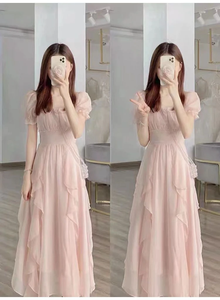 Französisches Damenkleid in Rosa mit eckigem Ausschnitt und Rüschenkante, Sommerkleid mit hoher Taille und schmaler Passform, zartes Feenkleid für den Urlaub – Detail 8