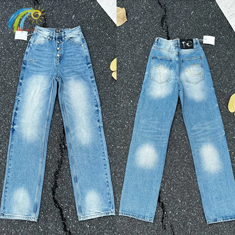 

Клубные джинсовые брюки с вышивкой и металлическим логотипом, мужские и женские повседневные синие джинсы для пар, брюки высшего качества с внутренними бирками