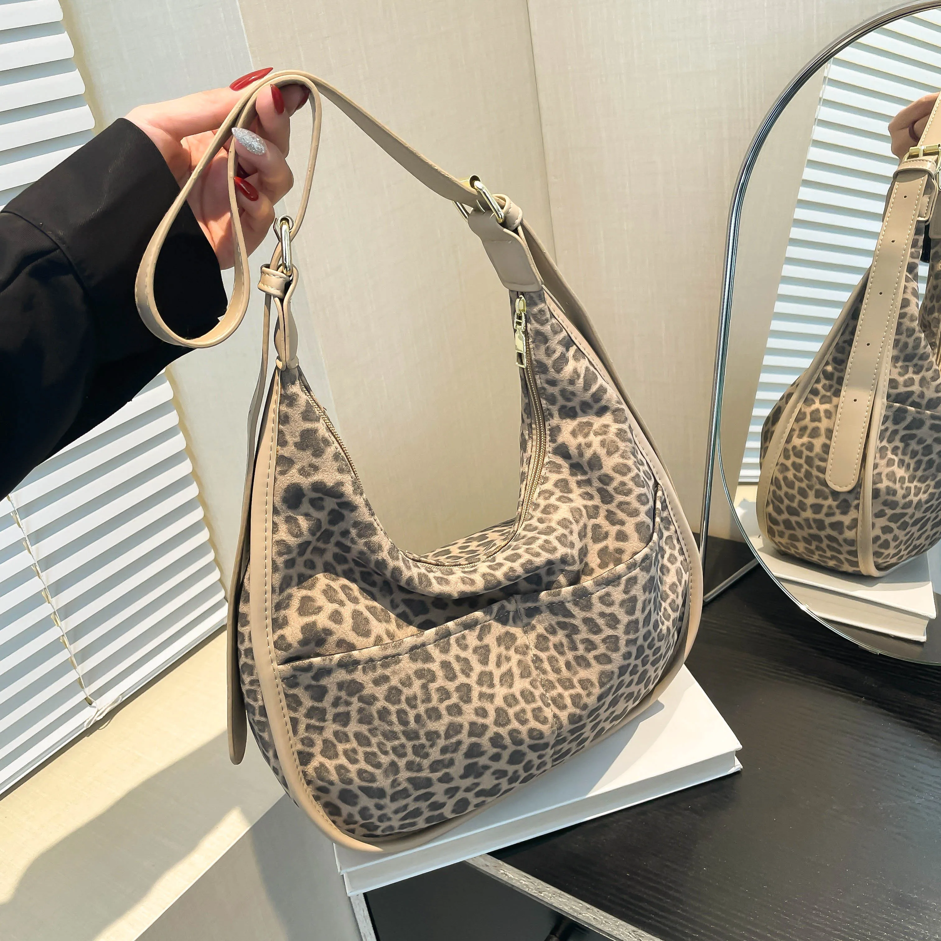 

Autumn and winter commuter fur leopard print tote bag large-capacity stylish cross-body bag