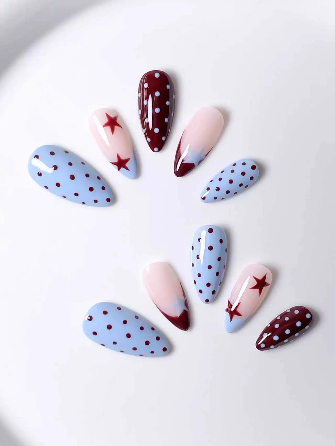 งานศิลปะเล็บอัลมอนด์ทำมือบริสุทธิ์ 10 ชิ้น ลายจุดสีน้ำเงิน ดีไซน์รูปดาวห้าแฉกสีน้ำตาล มีสไตล์และหรูหรา