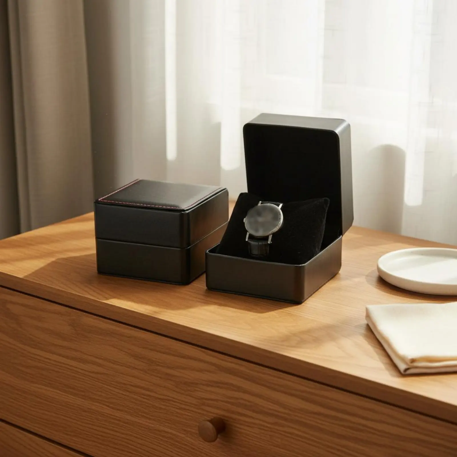 

PU Leather Watch Box Luxury Design PU Leather Watch Case Wristwatch Display Box Long-Lasting Scuff Resistant for Men