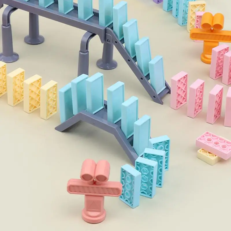 Domino Train ของเล่นขนาดเล็กรถไฟไฟฟ้าอัตโนมัติ Creative Domino เครื่องไฟและเสียงเด็กวัยหัดเดิน STEM ของเล่นสนุก