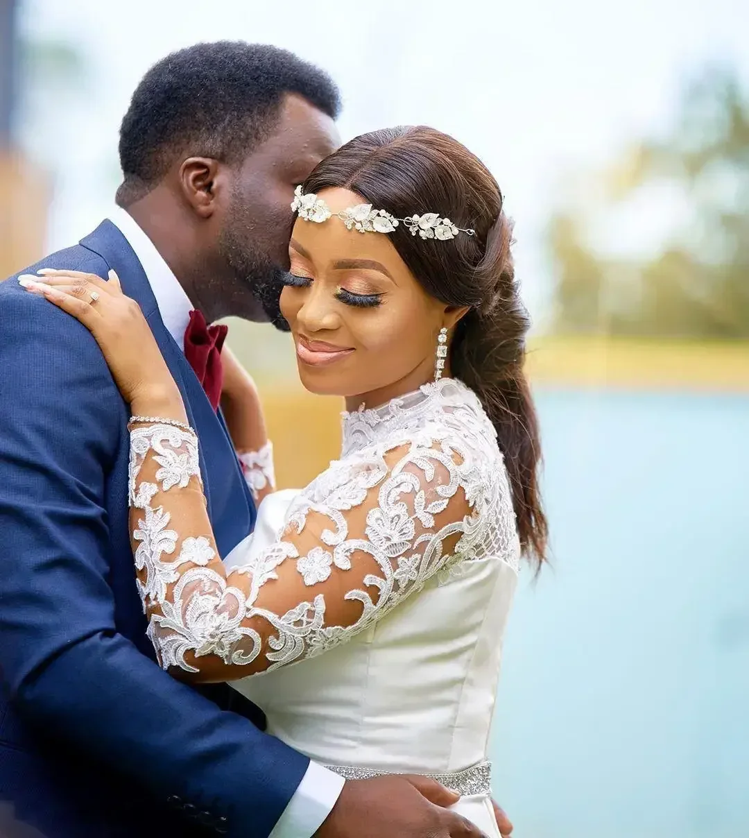 맞춤형 샤르미 고급스러운 하이넥 긴팔 레이스 웨딩드레스 스윕 트레인 새틴 머메이드 브라이덜 가운 비즈 벨트 포함