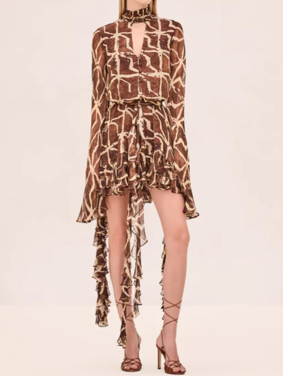 فستان نسائي قصير بطباعة هندسية مفرغة وياقة واقفة وأكمام مضيئة مزين بشريط أنيق للسيدات