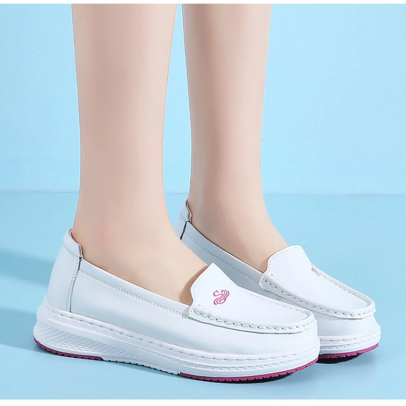 

2025 кожаные летние полые женские летние кроссовки на танкетке, дышащая обувь на платформе, удобная однотонная белая повседневная обувь