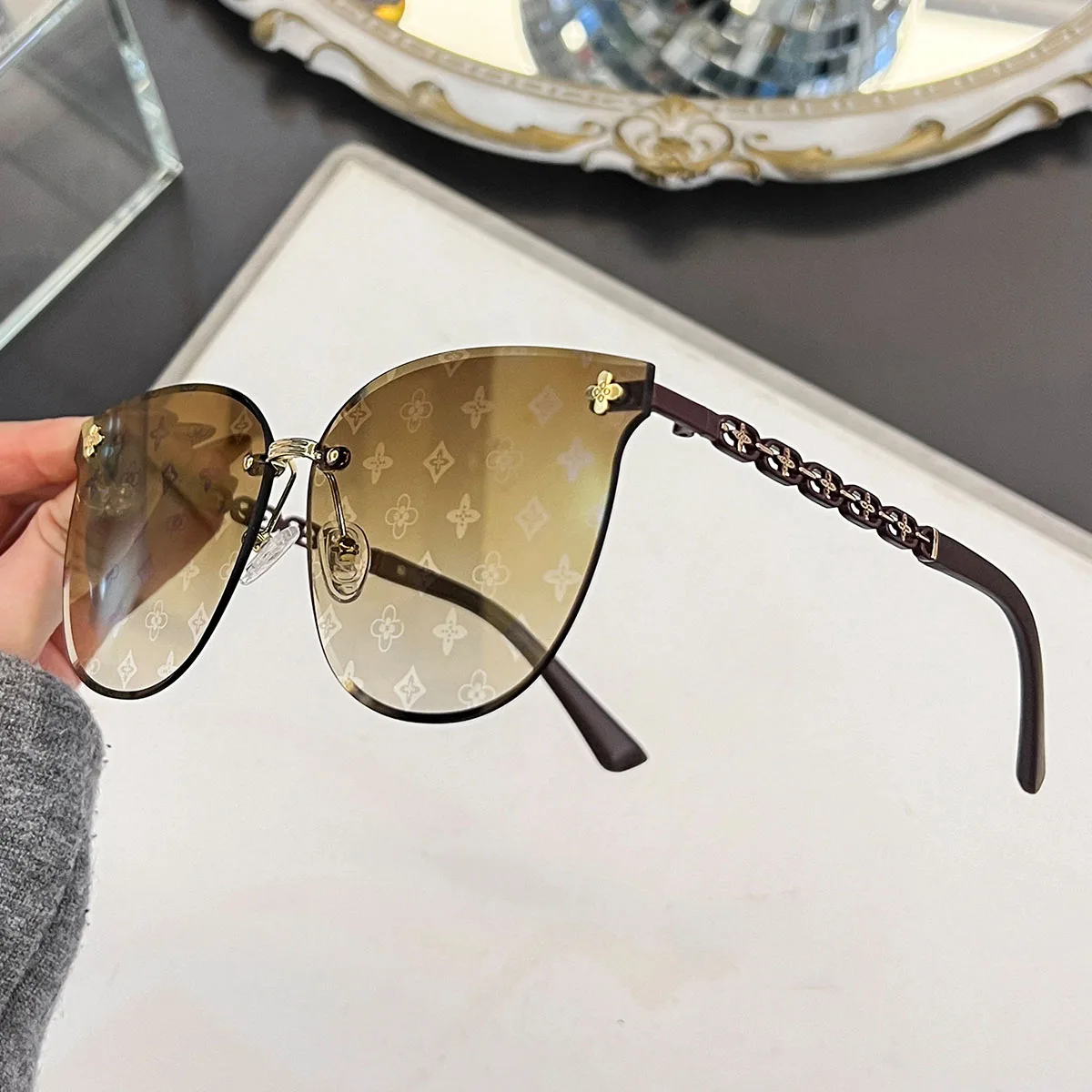 novos-Oculos-de-sol-femininos-sem-armacao-com-borda-cortada-estilo-fashion-pequenos-e-elegantes