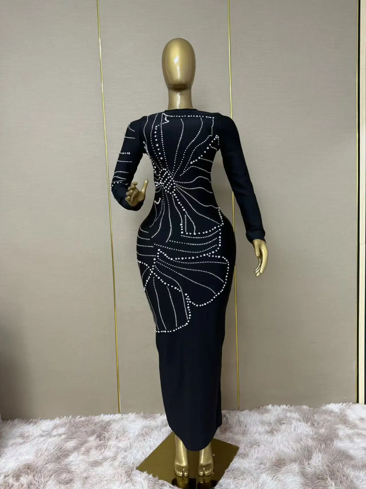 abito-lungo-elegante-a-maniche-lunghe-con-scollo-rotondo-e-linea-floreale-riccamente-decorata-dal-busto-alla-gonna-design-minimalista-di-alta-gamma
