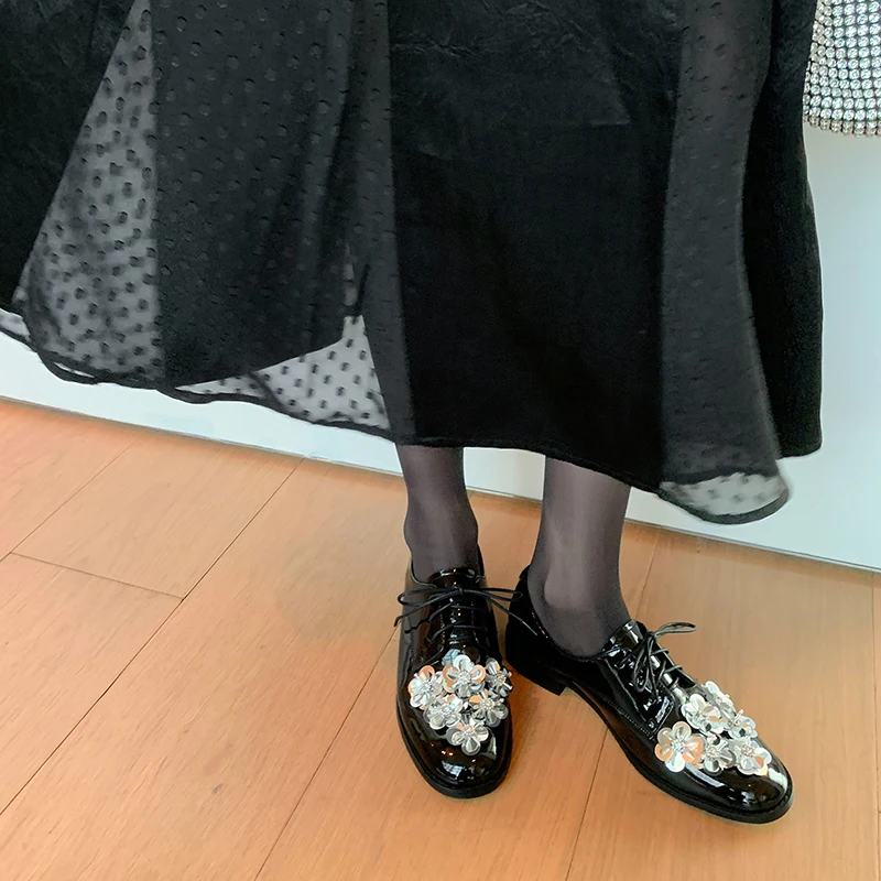 أحذية كاجوال للنساء من جلد البقر ديربي بروغ بمقدمة مستديرة وزهرة الديكور وأربطة للإغلاق أحذية للسيدات مصنوعة يدويًا