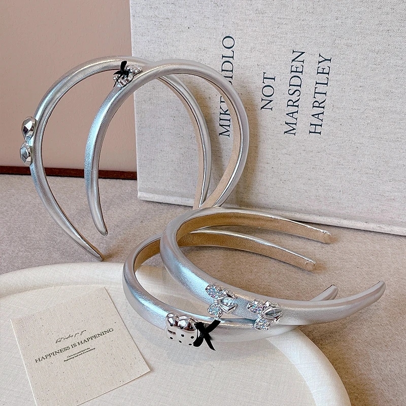 2026 Neues silberfarbenes PU-Leder-Haarband für Mädchen, Frauen, Kinder, Vintage-Bären-Herz-Schleifen-Dekor, Haarreif, koreanische Accessoires – Detail 5