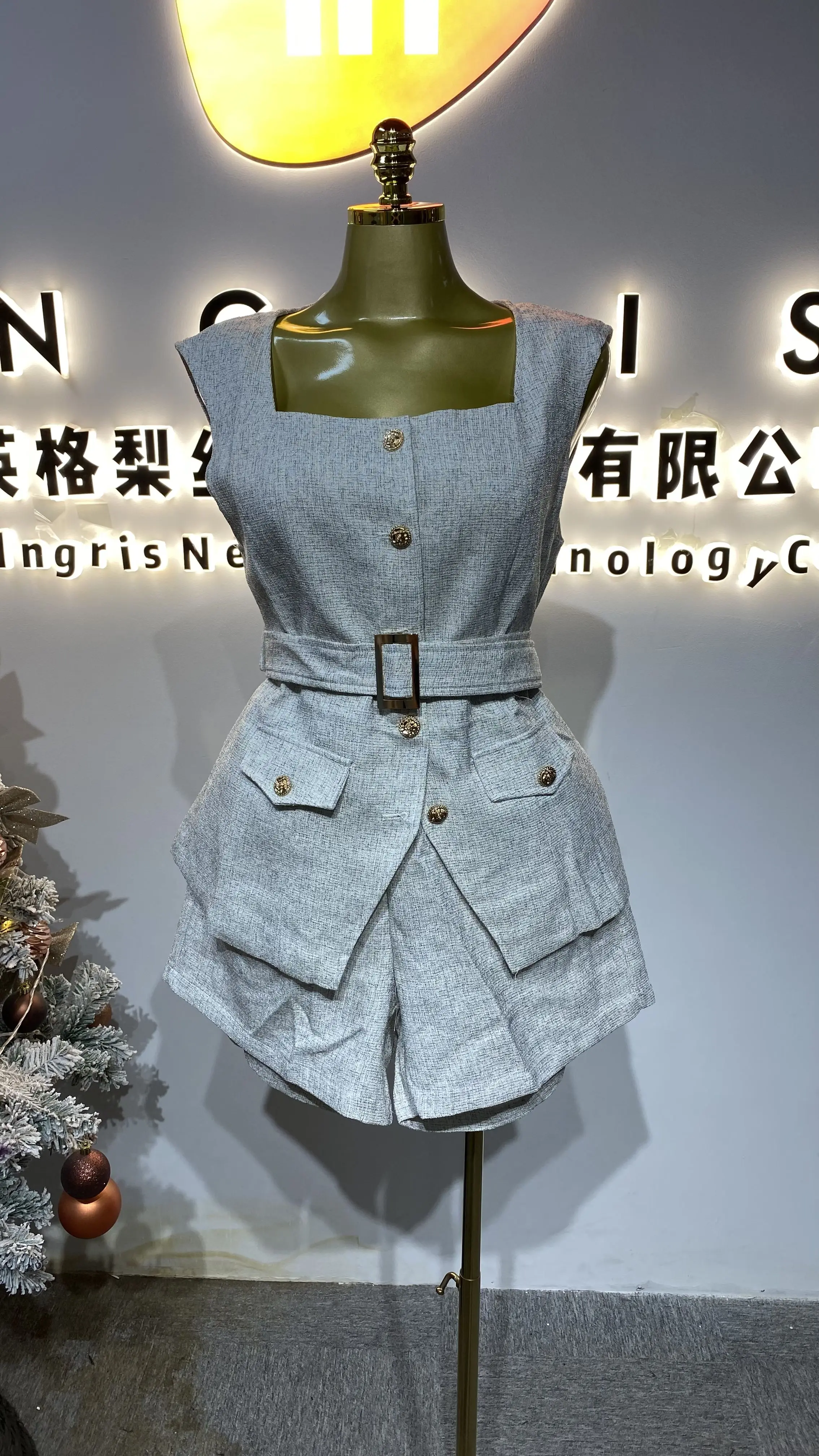 2025 Spring New Arrival: Retro-Style Sleeveless Vest with Simple Belt, Stylish and Comfortable for Commuters-GZXX352