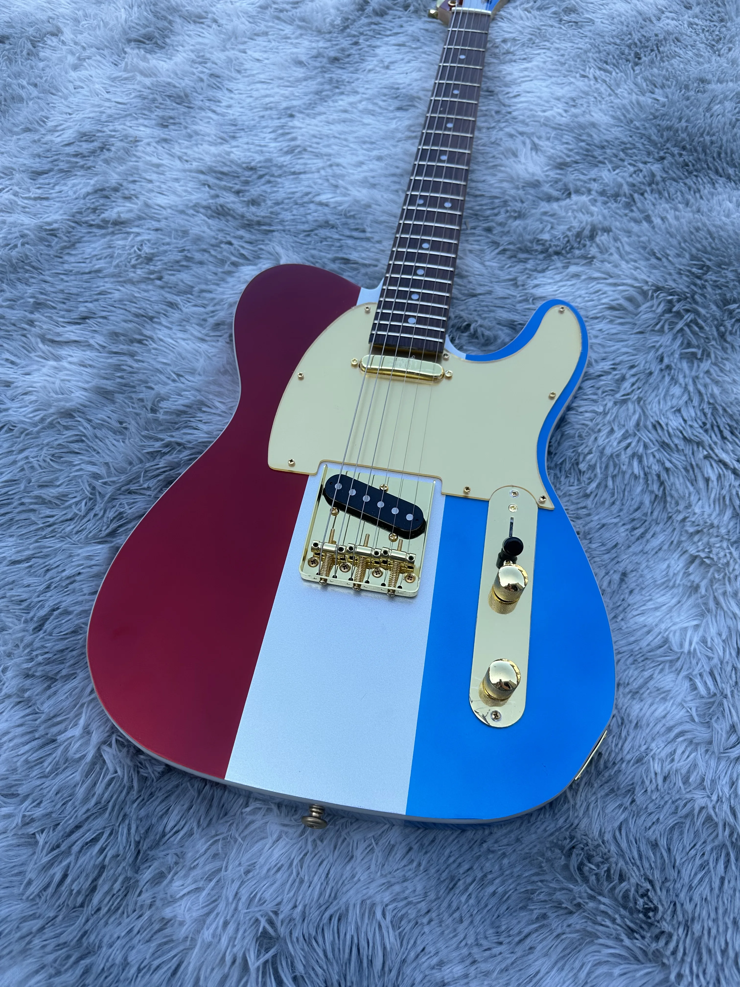 

Telecast Electric Guitar, Factory stock, colored splicing sequins, shining, map fingerboards, lighting package