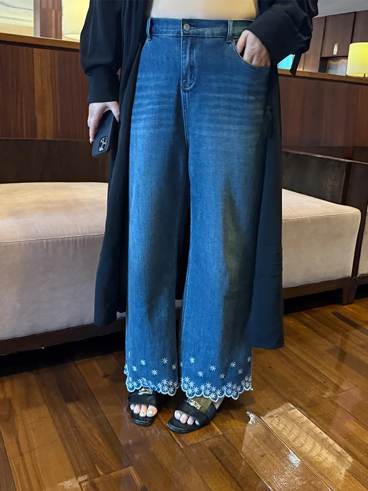 

Джинсы женские больших размеров с вышивкой и привлекательным кружевным дизайном, прямые, винтажные, повседневные, удобные, не мнущиеся.