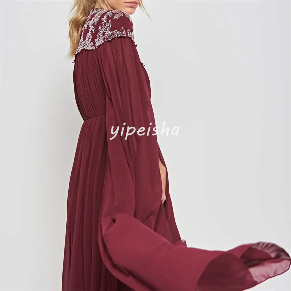 Szyte na miarę, wykwintne, dopasowane sukienki wieczorowe w stylu retro, z szyfonu, z plisami, drapowaniem, aplikacjami, zdobione koralikami i cekinami, o kroju litery A, z dekoltem okrągłym, długie.