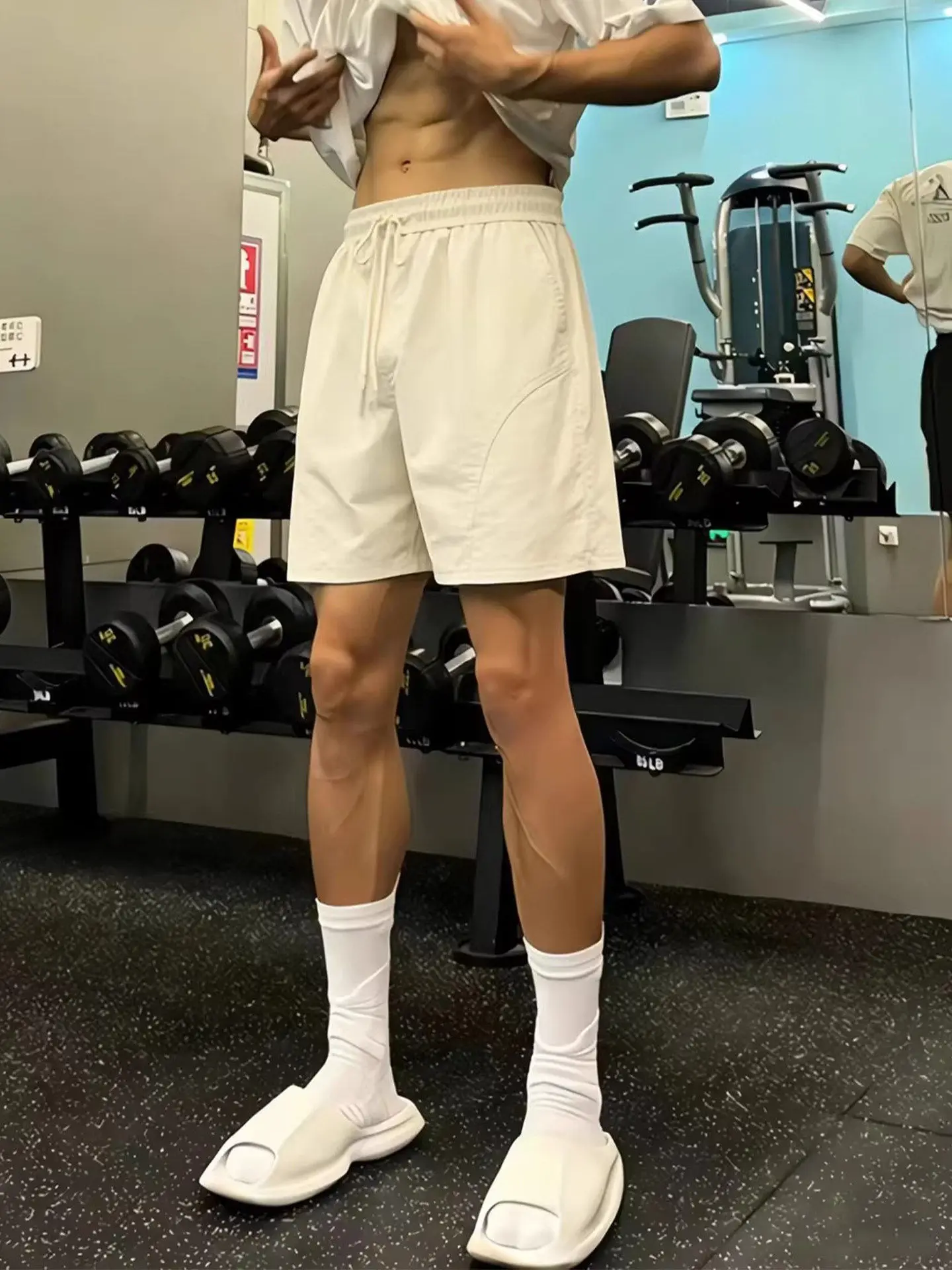 

Мужские летние шорты в американском стиле: модные, из ледяного шелка, быстросохнущие, для бега, повседневные, с разрезами, молодежные, модные