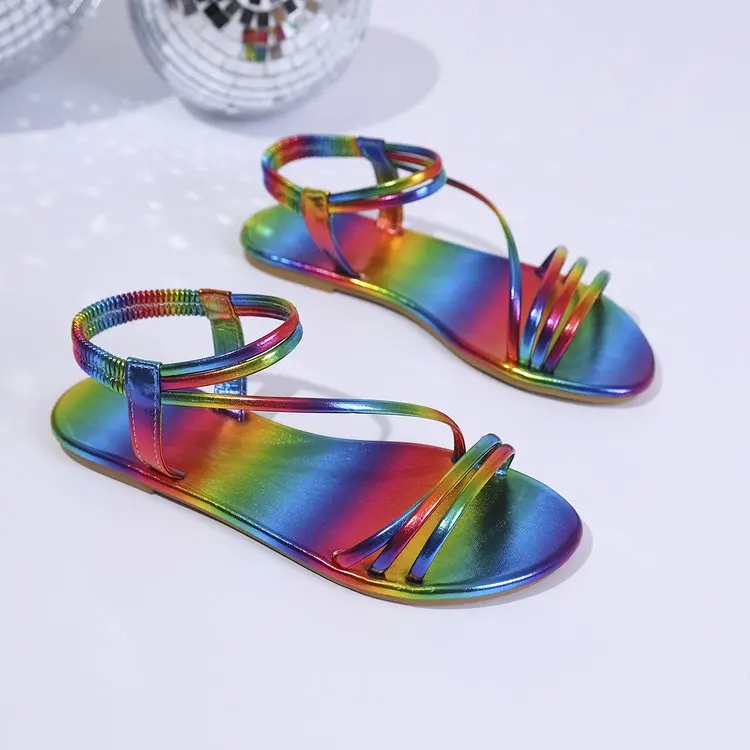 Regenbogenfarbene, metallische, flache Damensandalen, dünne, überkreuzte Riemen, offene Zehenpartie, Knöchelriemen-Sandalen, Sommerschuhe für Partys und den Strand – Detail 7
