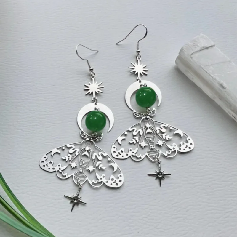 2 قطع رائعة الهيكل العظمي العثة نجمة القمر البوهيمي نمط الحجر الطبيعي معدن فضي اللون الأخضر اللون مطرز استرخى أقراط