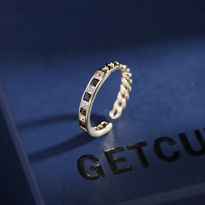 Простое и универсальное кольцо в корейском стиле с регулируемым темпераментом. Особен нишевый дизайн и клетчатое кольцо с хвостом.