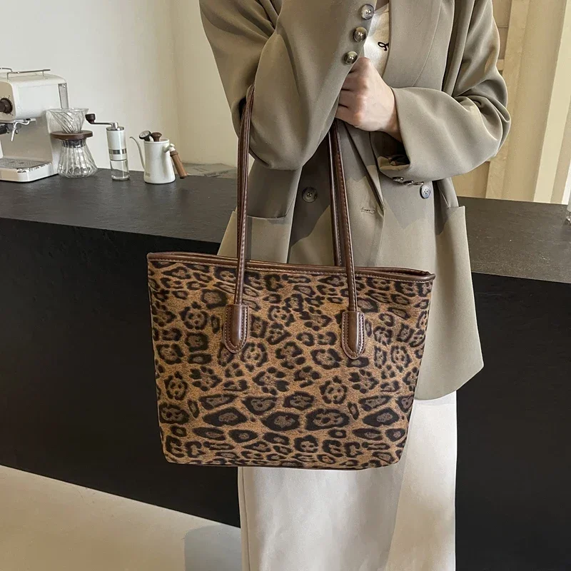 Leopard Print Casual Women's Shoulder Bag Fashionable Large Capacity Tote Bag 2024 Hot Selling Zipper Women's Shoulder Bag