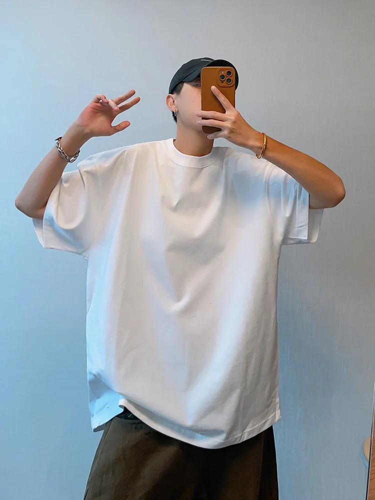 Solid color T-shirts are fresh, clean, and versatile for summer. Loose-fitting T-shirts are suitable for both men and women.