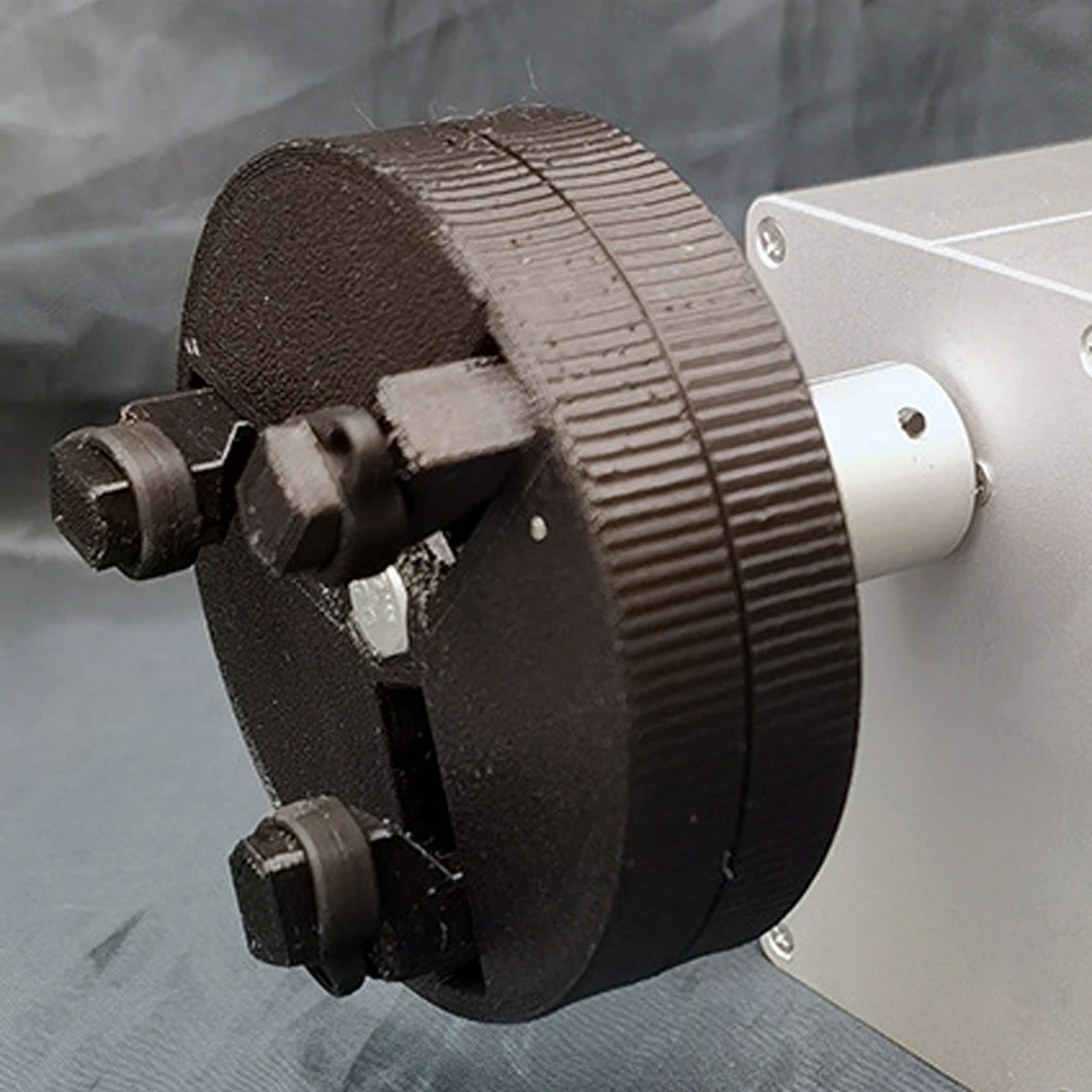 Olta Aracı Epoksi Boyama Ayarlanabilir Yükseklik 9.2-10.5 cm Olta Kamışı Destek Standı 3 Çeneli Ayna Ekseni Dönen Yapıştırma Makinesi