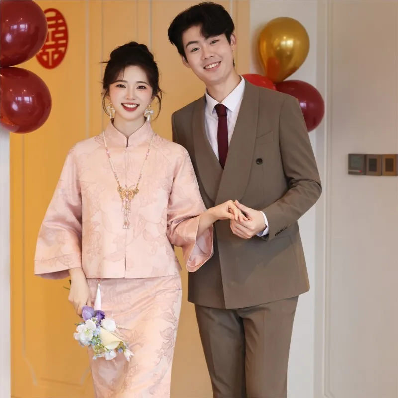 

Новый розовый Cheongsam — набор для тостов в китайском стиле – это модно и элегантно для банкета.