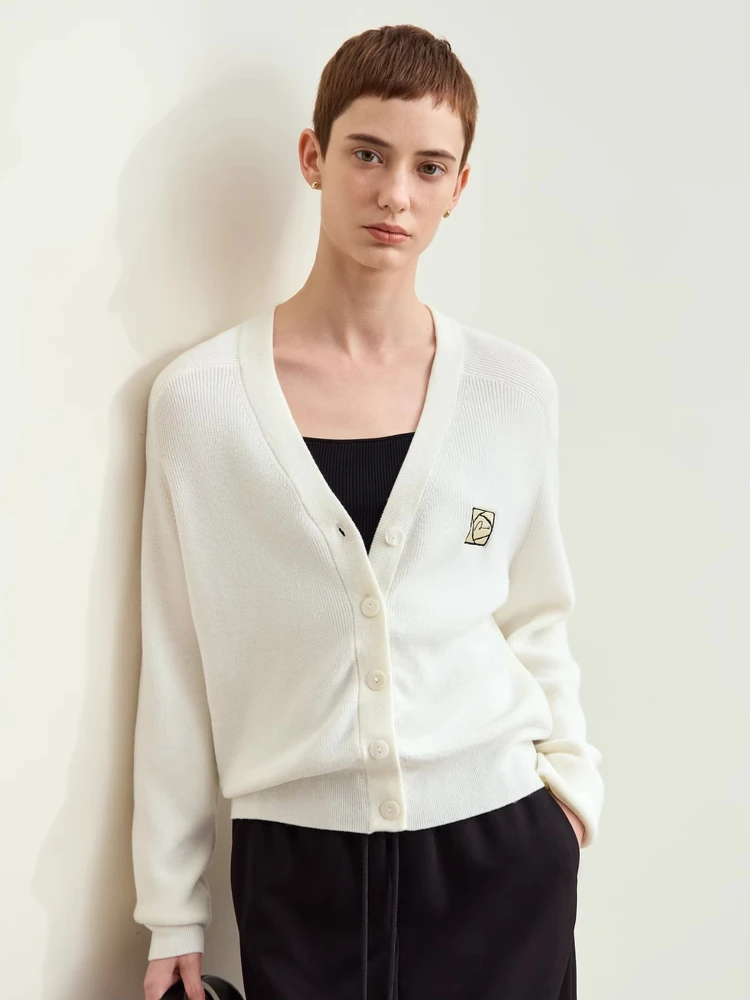 

Amii Минимализм 202, осенний новый женский кардиган, французский пригородный шерстяной кардиган с v-образным вырезом и вышивкой, короткий вязаный топ 12423103