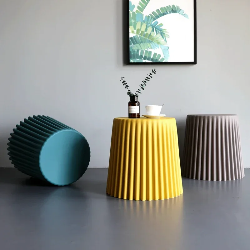 Taburete de café de plástico arrugado, taburete Ins creativo, decoración del hogar en forma de pastel, mesita de noche redonda pequeña para sala de