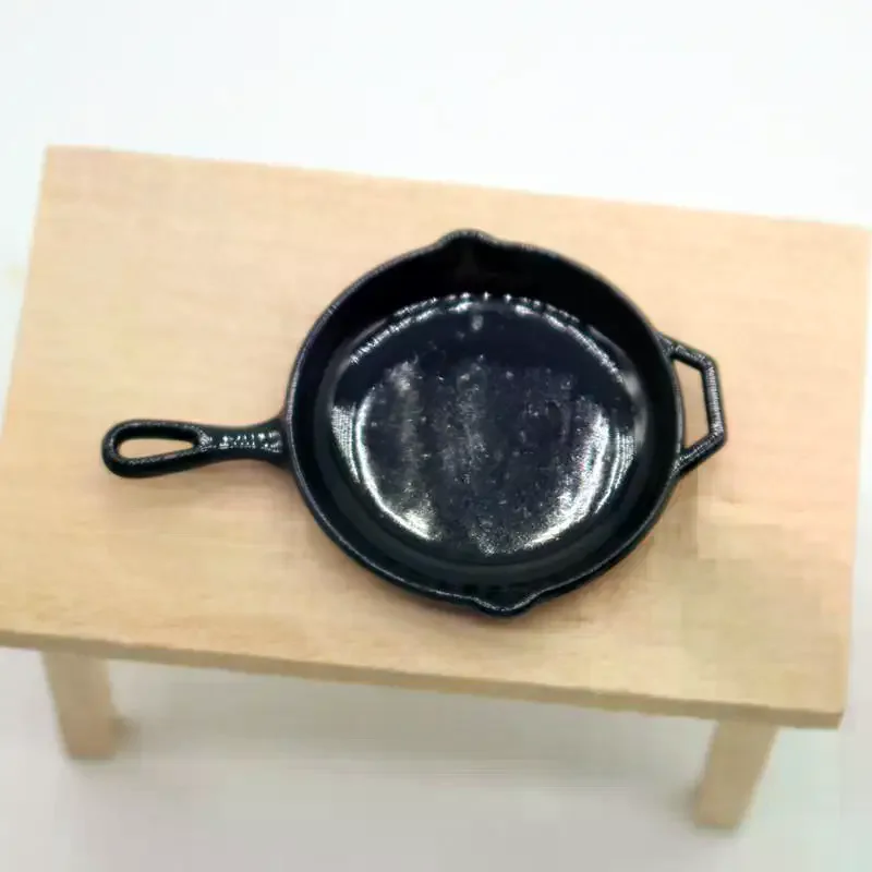 Mini sartén de aleación en miniatura para casa de muñecas, modelo de muebles de cocina, accesorios para decoración de casa de muñecas, juguetes para juego de imitación, regalo, 1 Uds.