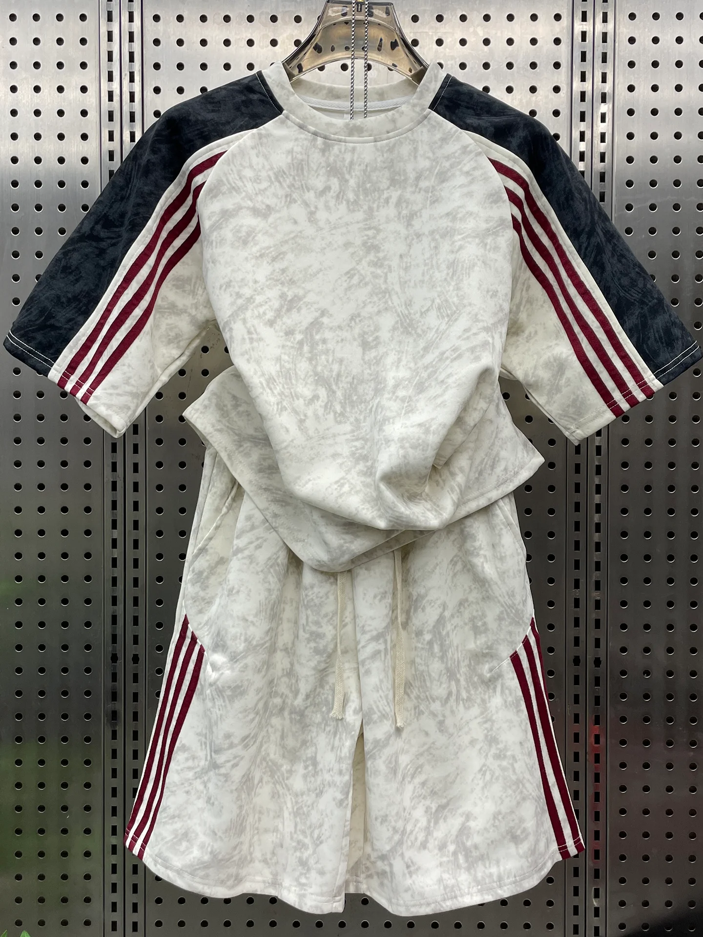 ensemble-deux-pieces-decontracte-pour-homme-motif-raye-color-block-manches-courtes-et-short-coupe-ample-style-jeune-et-tendance-vetements-de-sport-d'ete