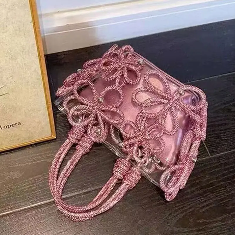 กระเป๋าถือหรูหราทำมือประดับเพชรน้ำดอกไม้  ฝังเพชรบนตัวกระเป๋าสีเงินและสีแดงกุหลาบ สำหรับสุภาพสตรี ใช้ในงานแต่งงาน