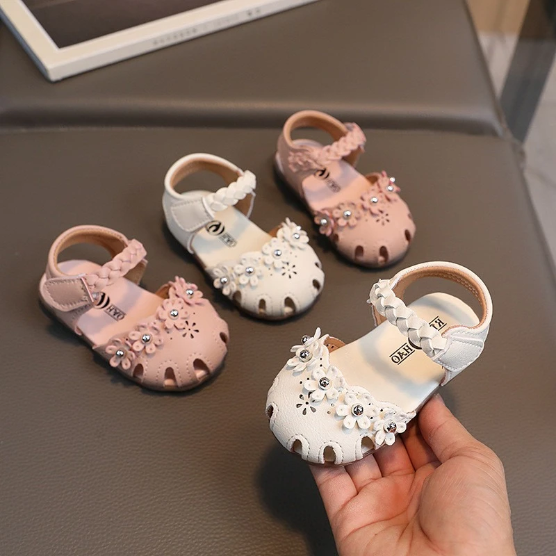 2026 Neue Süße Sandalen für Babymädchen, Sommer-Laufschuhe mit Weicher Sohle, Prinzessinnen-Strandschuhe mit Niedlichen Blumen, Modischer Klettverschluss