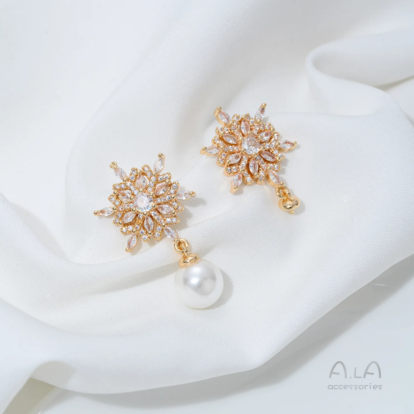 

Zircon-inlaid Color 14K Gold Snowflake Half-hole Sheep's Eye Bead Holder Earrings With Pendant DIY Hmade Ear Jewelry Accessories