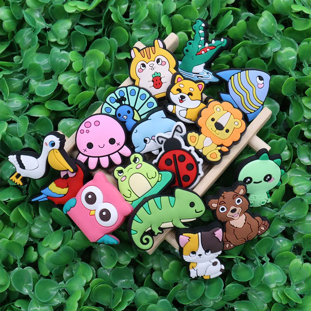 Neuankömmling 1 stücke PVC Cartoon Schuh Charms Pfau Katze Papagei Fisch Sandalen Dekoration Zubehör für Clog Pin Kid Party Weihnachts geschenk