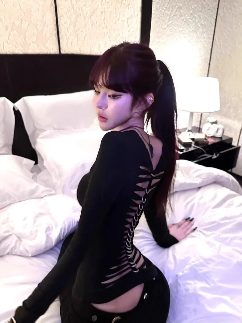 Sexy Backless Black T-shirt  V Neck Hollow Out Slim Clothes For Women Long Sleeve Top Snake Bone Back 2026 Spring Summer 2000r