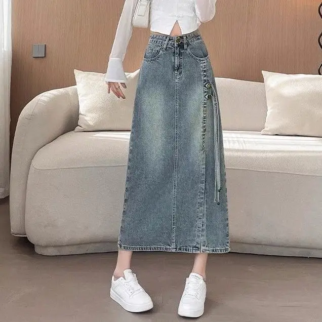 

Split skirt female autumn 2024 new high waist loose slim ribbon design sense fashion temperament retro A-word denim long skirt.