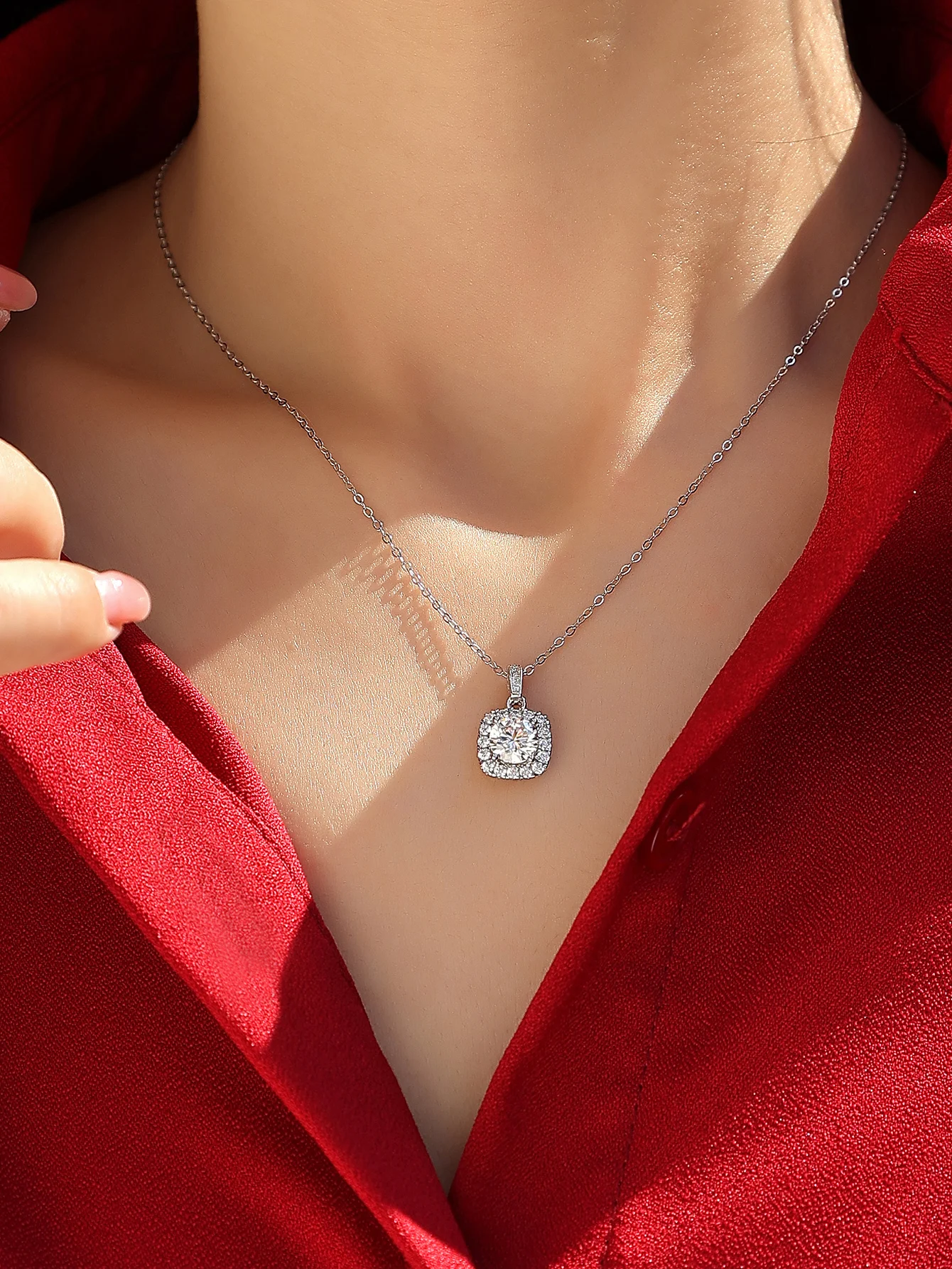 

A boutique cube of 925 sterling silver, 1 carat of Mosang stone full diamond, classic, elegant, and atmospheric. It is a gift fo