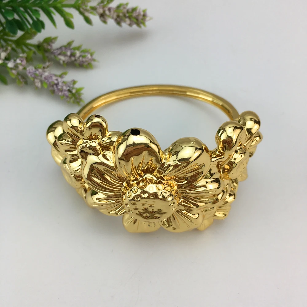 طقم سوار وخاتم نسائي ذهبي اللون ، مجوهرات ذهبية اللون ، سوار زهور كبير ، طراز إيطالي ، دبي